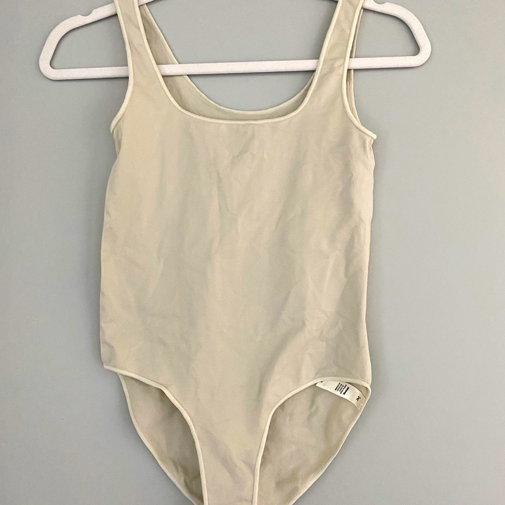 BNWOT SKIMS BODYSUIT SMALL